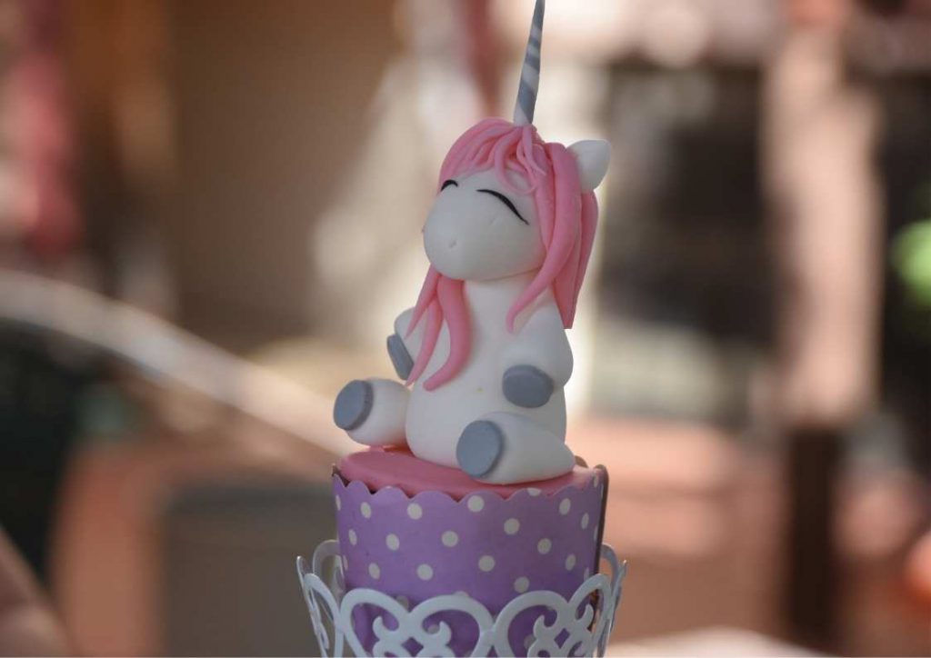 בצק סוכר: רעיונות יצירתיים לקישוט עוגות עם הבצק המתקתק והצבעוני