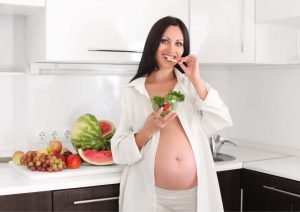 איזה מאכלים אסור לאכול בהיריון? המדריך המלא