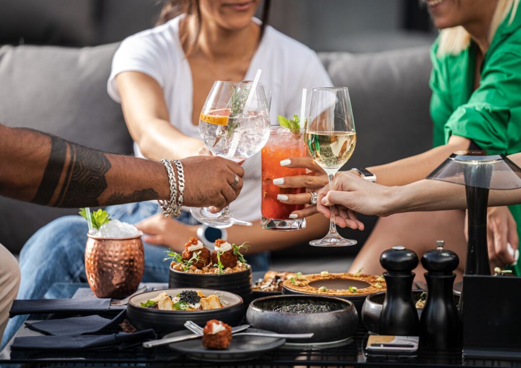 איך לארח חברים בבית